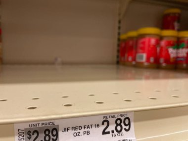 Grovetown, Ga USA - 05: 22 22: Perakende mağazası rafı boş fıstık ezmesi Jif hatırlıyor