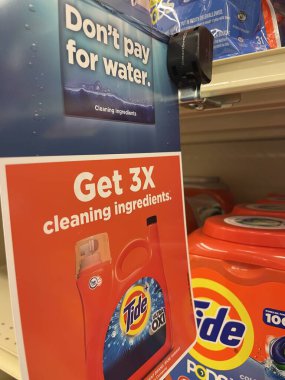 Grovetown, Ga USA - 05: 22 22: Perakende mağazası rafı Tide çamaşır deterjanı tabelası