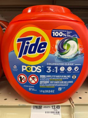 Grovetown, Ga USA - 05: 22 22: Perakende mağazası rafı Tide çamaşır deterjanı Podları