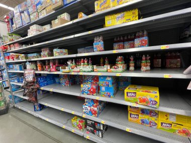 Grovetown, Ga USA - 05: 22: Walmart perakende satış mağazası çocuklar için meyve suyu bölümü