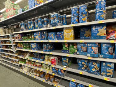 Grovetown, Ga USA - 05: 22: Walmart perakende satış mağazası bebek maması bölümü yan görünümü