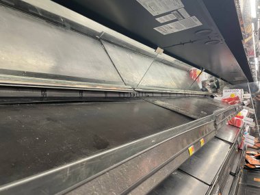 Grovetown, Ga USA - 05: 22: Walmart perakende satış mağazası boş et pazarı rafları