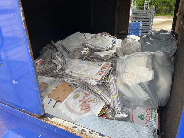 Grovetown Usa Perakende Satış Mağazası Gazeteleri Bir Çöp Kutusuna Atıldı — Stok fotoğraf