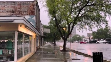 Augusta, Ga USA - 05: 23 22: Şehir merkezi Augusta Georgia kaldırım manzarası yağmur ve trafik kara bulutları 