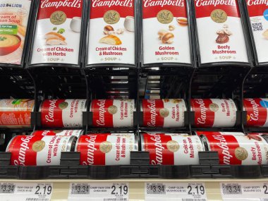 Grovetown, Ga USA 05 21 22: Campbell 'ın çorba çeşidi ve fiyat etiketleri perakende mağazası
