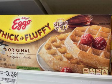 Grovetown, Ga USA 05 21: Perakende satış mağazası Eggo waffle 'ları kalın ve kabarık