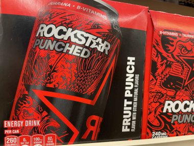 Grovetown, Ga USA 05 21: Perakende satış mağazası Rockstar enerji içeceği.