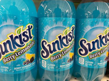 Grovetown, Ga USA 05 21 22: Perakende satış mağazası Sunkist soda limonata 2 litre