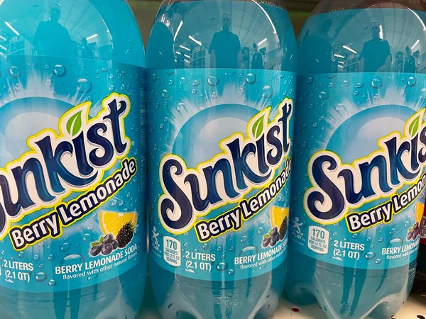 Grovetown Usa Розничный Магазин Sunkist Soda Berry Lemonade Литра — стоковое фото