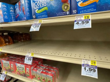 Hephzibah, Ga USA - 04: 30 30: IGA perakende market fiyatları çocukların meyve suyu bölümlerini etiketliyor