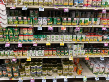 Hephzibah, Ga USA - 04: 30 30 22: IGA perakende marketi çeşitli yeşil fasulyeler ve konserve gıdalar