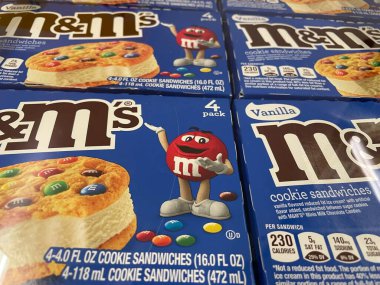 Hephzibah, Ga USA - 04: 30 30 IGA perakende satış mağazası M ve M dondurma kurabiyesi