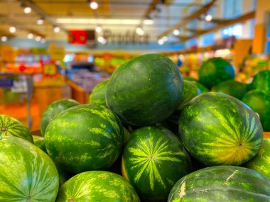 Perakende mağazası taze karpuz ve renkli arka plan