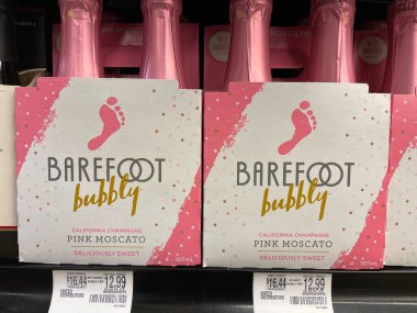 Grovetown, Ga USA - 05: 20 22: Perakende mağazası çıplak ayaklı şarap köpüklü pembe Moscato 4 paket ve fiyat