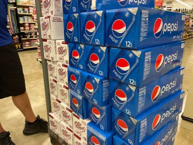 Grovetown, Ga USA - 05: 20 22: Pepsi mağazası işçisi ve arabası ürün yüklü