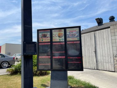 Grovetown, Ga USA - 05: 20 22: Eş Saver kızarmış tavuk restoranı menü boyunca