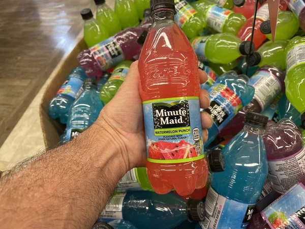 Grovetown Usa Retail Store Hand Holding Minute Maid Ounce Drink — Stock Photo, Image