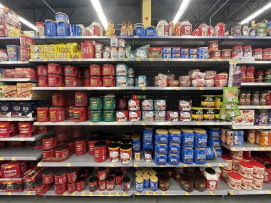 Augusta, Ga USA - 05: 23 22: Walmart perakende satış mağazası hazır kahve bölümü ve fiyatlar