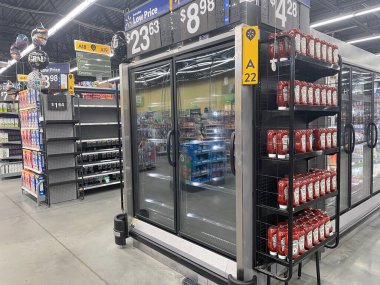 Augusta, Ga USA - 05: 23 22: Walmart perakende mağazası Boş donmuş gıda soğutucusu