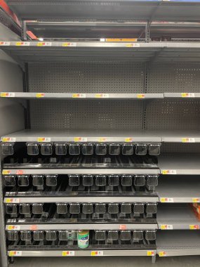 Augusta, Ga USA - 05: 23 22: 2022 'den sonra Walmart' ta boş bebek mama bölümü