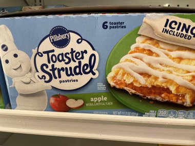 Grovetown, Ga USA - 05: 24 22: Perakende mağazası Pillsbury tost makinası elma tatlısı yapıyor