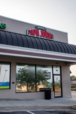Augusta, Ga USA - 07 25 21: Papa Johns fast food pizza dış görünüşü