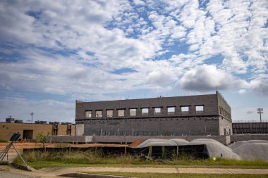 Augusta, Ga USA - 08: 23: İnşaat sahnesi bulutlu mavi gökyüzü günü