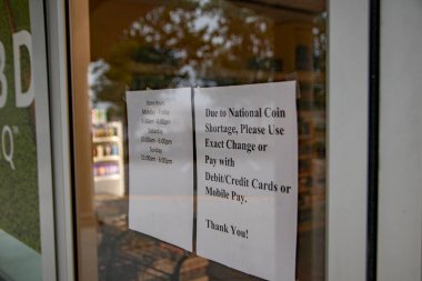 Augusta, Ga USA - 08: 23: Bir perakende mağazasının kapısında ulusal değişim eksikliği işareti