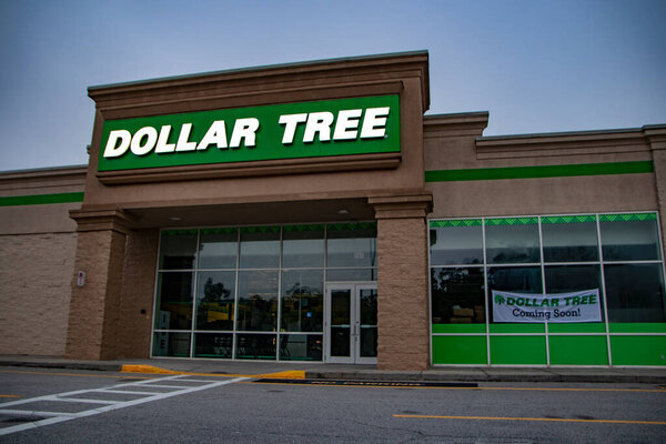 Augusta, Ga USA - 08 23 21: Ночью в магазине "Dollar tree" освещается табличка