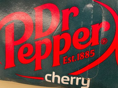 Grovetown, Ga USA - 05 26 22: Kirazlı Dr Pepper logosu 12 paketi kapatın