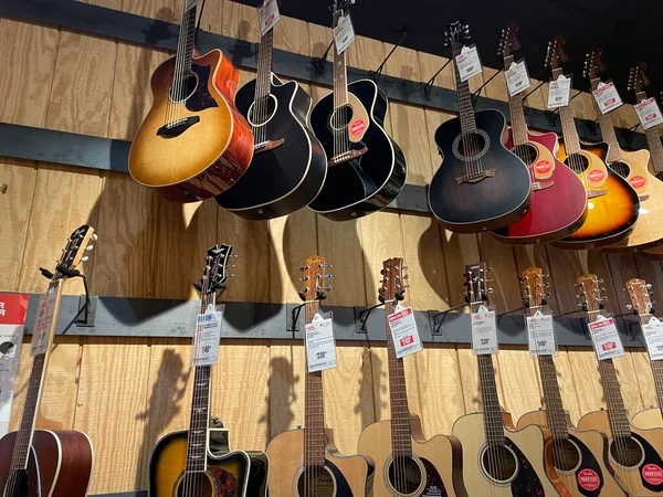 Augusta Usa Guitar Center Retail Store Looking Acoustic Guitars — Stock Photo, Image