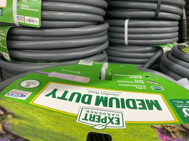 Waynesboro, Ga USA - 05: 26 22: Walmart süpermarket perakende mağazası Garden hortumları yığıldı