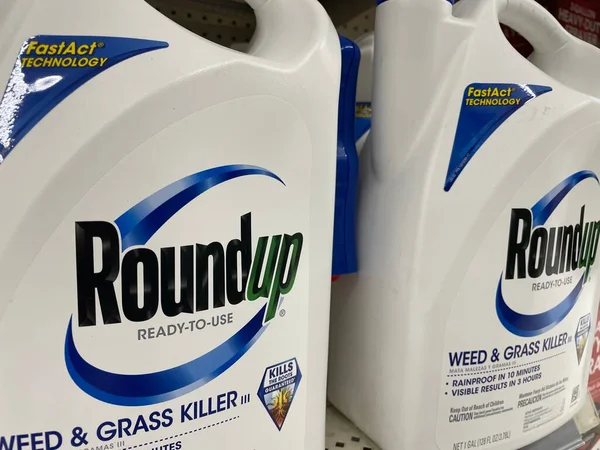 Waynesboro, Ga USA - 05: 26 22: Walmart süpermerkezi Ot öldürücü yan görünümü toparla