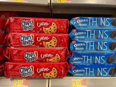 Waynesboro, Ga USA 05 26 22: Walmart perakende satış mağazası Chips Ahoy ve Oreo