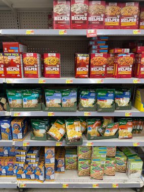 Waynesboro, Ga USA - 05 26 22: Walmart süpermarketi konserve somon konservesini kapatın