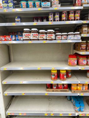 Waynesboro, Ga USA - 05 26 22: Walmart supercenter Jif boş bölümü anımsıyor