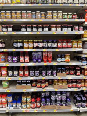Waynesboro, Ga USA - 05 26 22: Walmart supercenter Jelly bölümü ve fiyatlar
