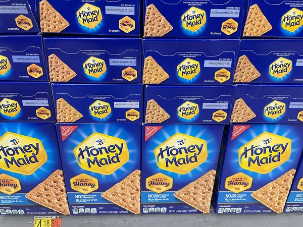 Waynesboro, Ga USA - 05 26 22: Walmart supercenter Honey Maid graham bisküvileri