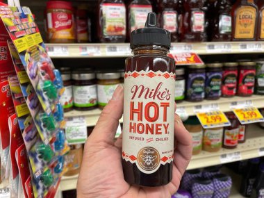 Grovetown, Ga USA - 05: 27 22: Mikes Hot Honey 'i tutan perakende mağazası