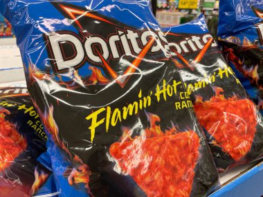 Grovetown, Ga USA - 05 26 22: Perakende satış mağazası sınırlı sayıda Flamin Hot