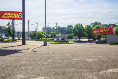 Augusta, Ga USA - 07 05: 20: Uzak Hwy Sahnesi 'ndeki Gelişmiş Otomobil Parçaları tabelası ve binası