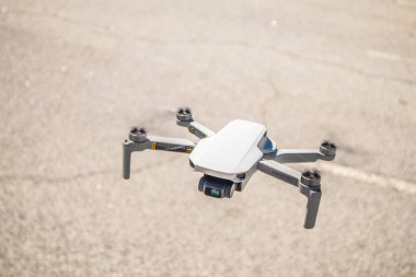 Snellville, Ga USA - 03: 25 20: DJI Mavic Mini İHA uçuşu önde