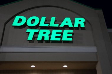 Decatur, Ga USA - 05: 30: 20: Dolar Ağaç Perakende Mağazası Geceleri aydınlatma işareti