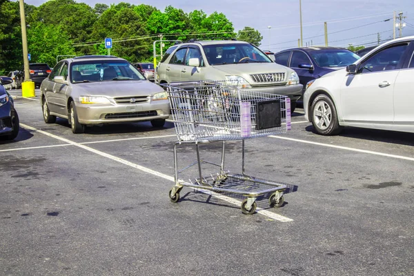 Snellville Usa Ein Einkaufswagen Auf Einem Parkplatz Mit Müll Darin — Stockfoto