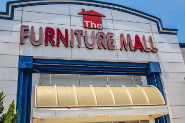 Gwinnett County, Ga USA - 07 05: 20: Mobilya Mağazası perakende satış levhası