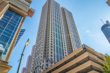 Atlanta, Ga USA - 05: 30 Atlanta şehir merkezindeki bir gökdelene bakıyorum.