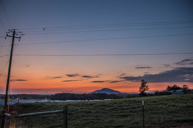 Helen Ga 'da, gün batımında, uzaktaki dağlar.