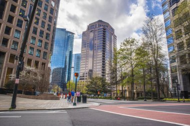 Atlanta, Ga USA - 03: 19 20: Covid-19 salgını sırasında Atlanta Georgia şehir merkezinde yürüyen insanlar