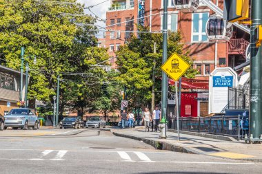 Atlanta, Ga USA - 05: 30 20: Covid-19 salgını sırasında şehir merkezinde maskesiz yürüyen insanlar