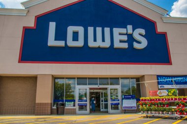 Snellville, Ga USA - 07 10 20: Yüz maskesi takan Lowes perakende mağazası